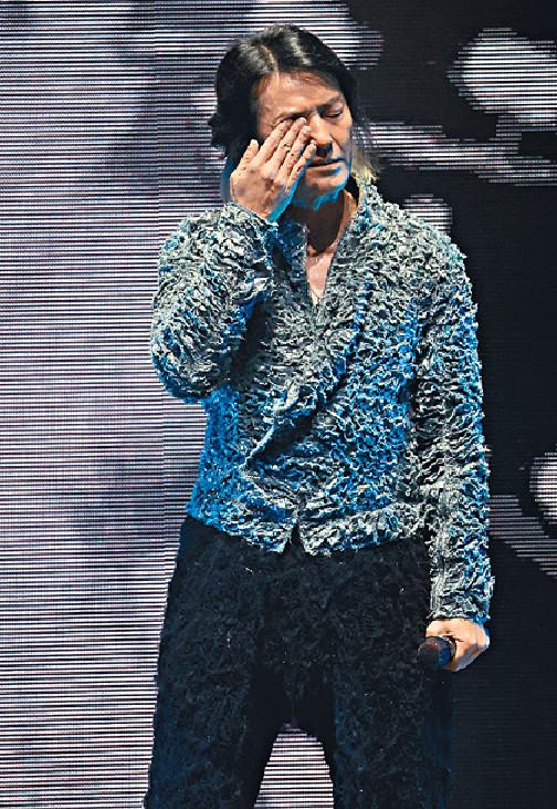 鄭伊健於1986年參加TVB新秀歌唱大賽落選後入行。