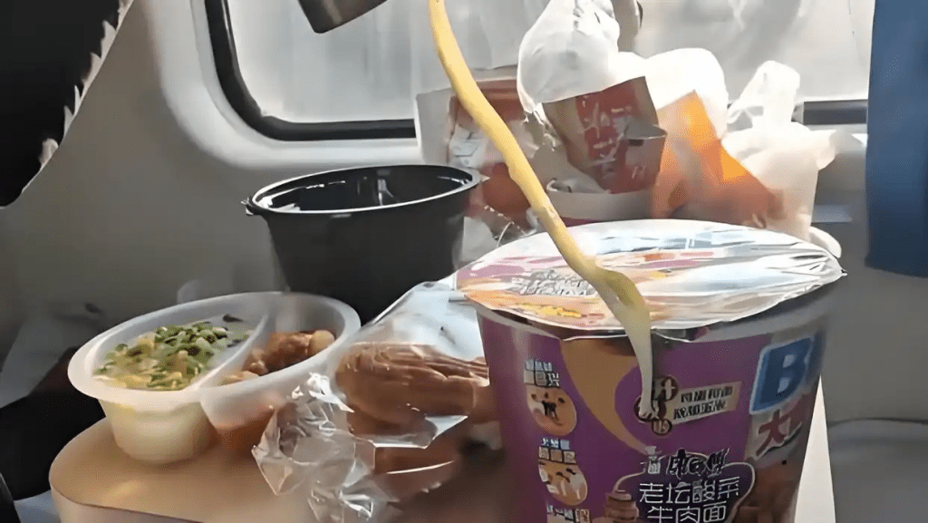 「高鐵上不能吃杯麵」的話題引發網上激烈討論。