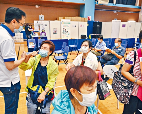 ■公務員事務局局長聶德權出席活動，鼓勵長者接種疫苗。