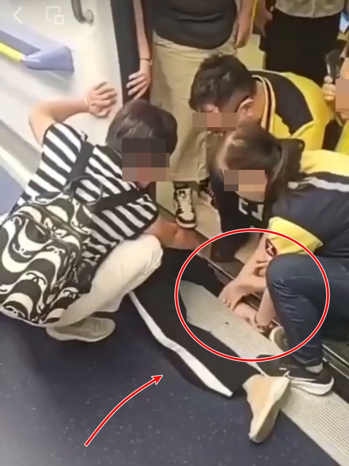 調景嶺站日前發生一宗涉及婆婆叉錯腳被攝在罅隙的 驚險事件,有網民直擊意外發生後,港 鐵職員在場幫忙拯救的場面。Threads截圖 調景嶺站日前發生一宗涉及婆婆叉錯腳被攝在罅隙的 驚險事件,有網民直擊意外發生後,港 鐵職員在場幫忙拯救的場面。Threads截圖