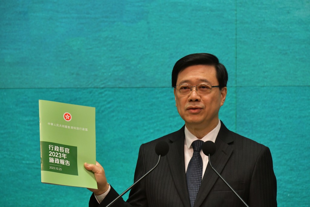 行政長官李家超今日表示，希望綠色象徵香港「由治及興」邁向欣欣向榮的景象，更是代表本港的活力一年又一年地延續。陳極彰攝