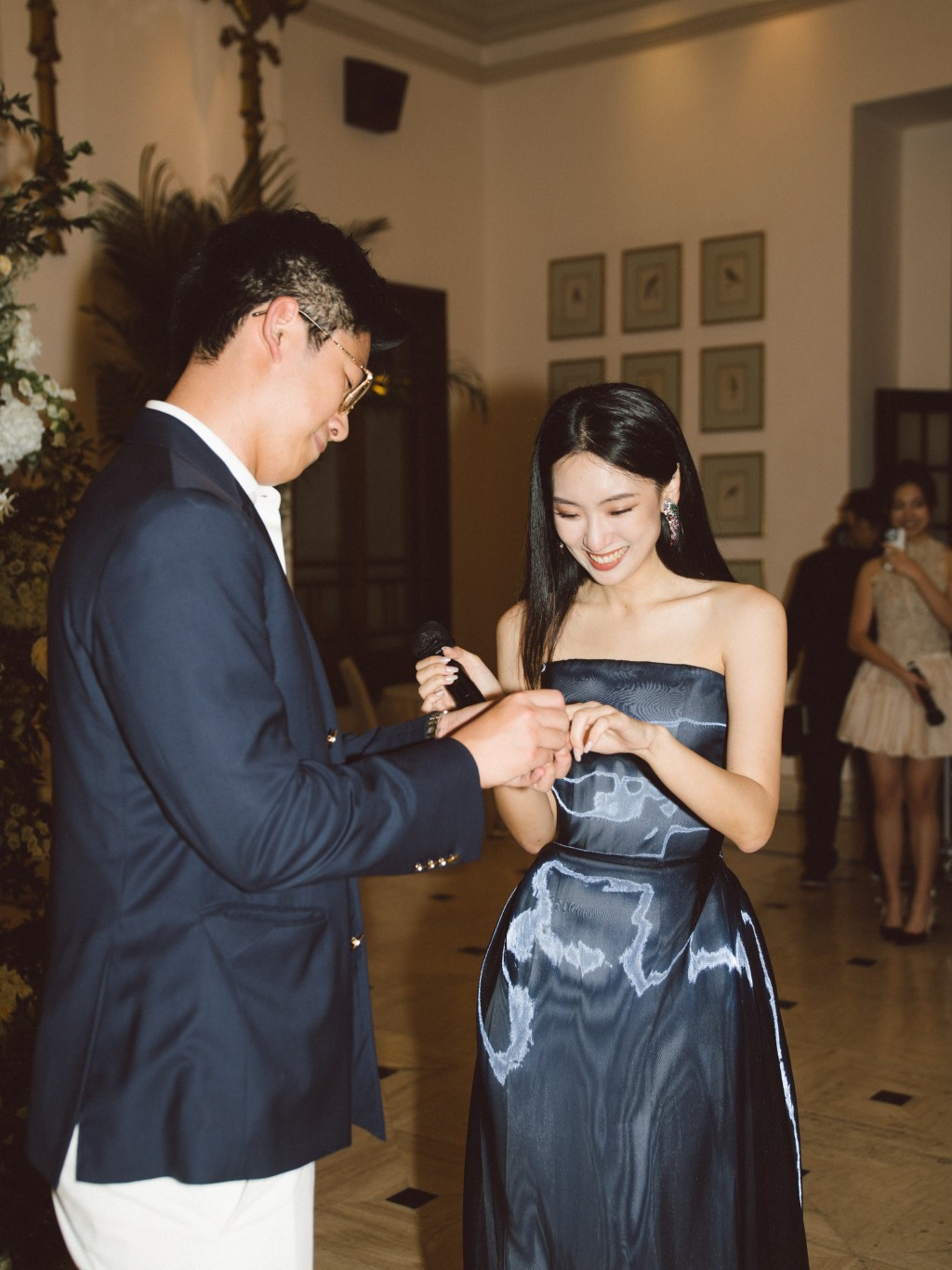 未婚夫親自為楊培琳戴上鑽戒，浪漫滿瀉。