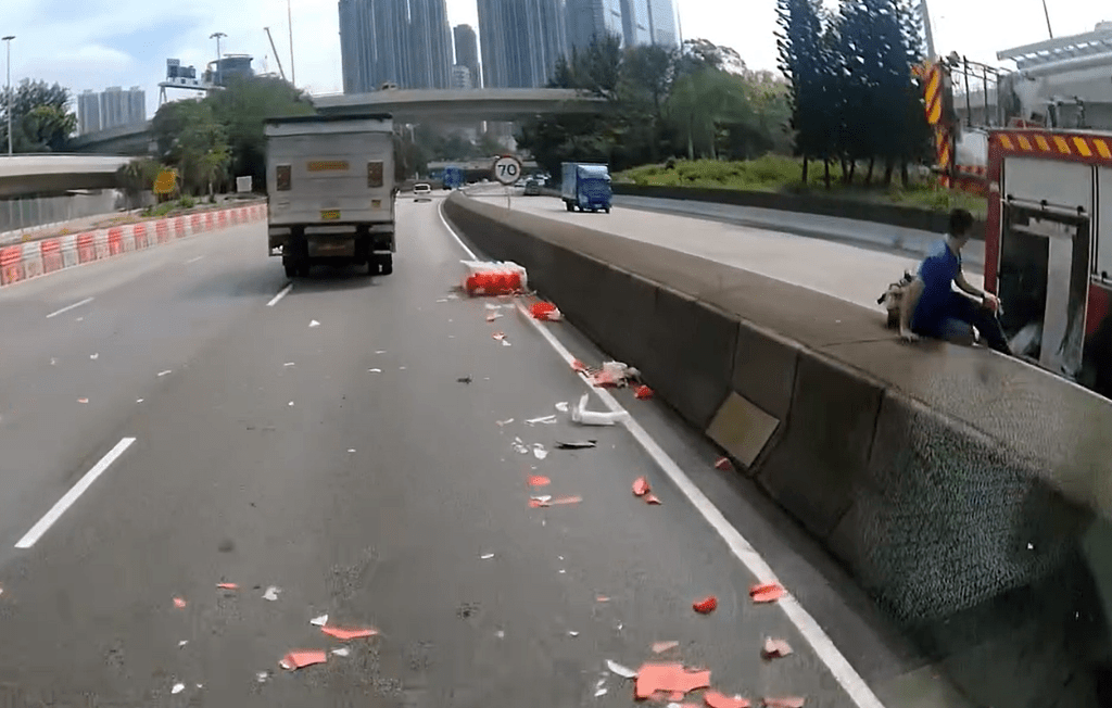 消防員被嚇得跳上石壆。fb：車cam L（香港群組）