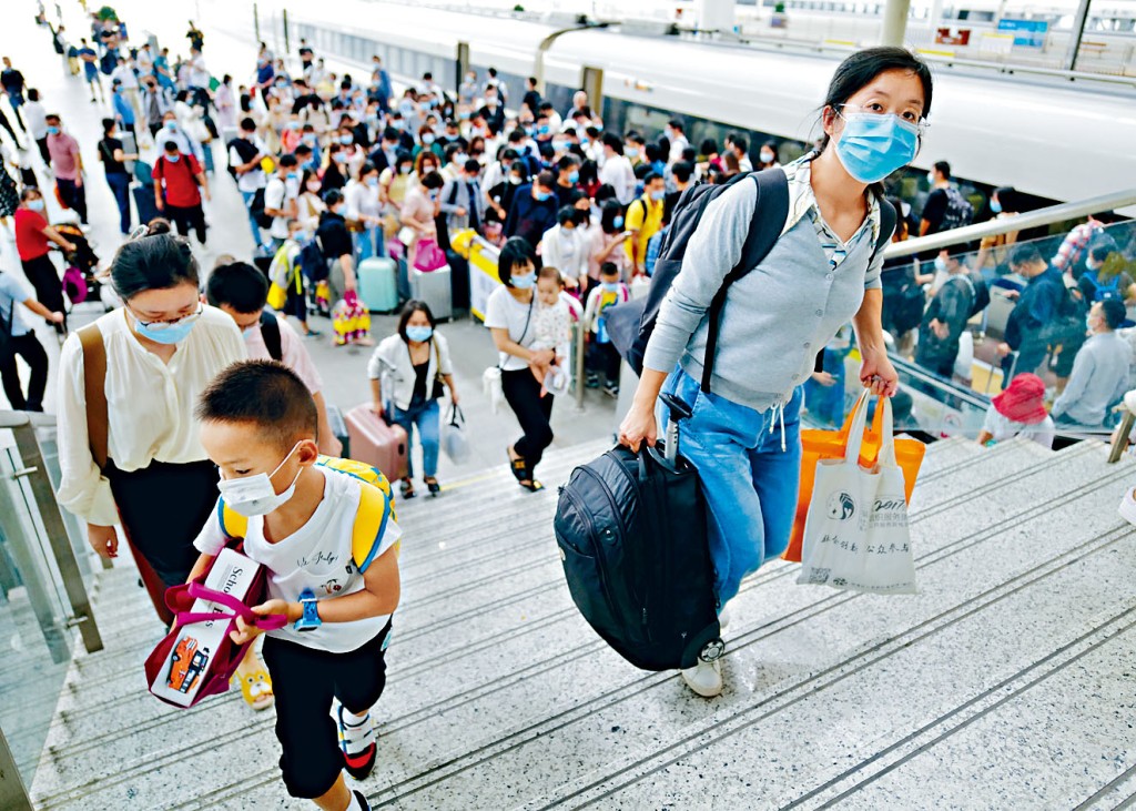 不少內地人都會趁黃金周假期回鄉或出遊，令火車一票難求。