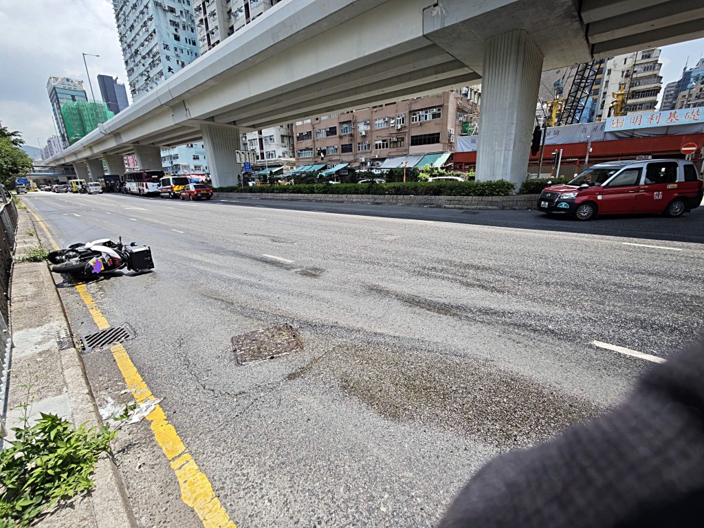 電單車因路面有餿水翻側。網圖