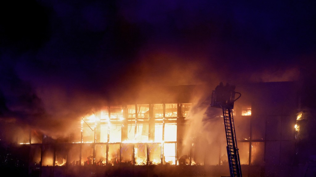 克罗库斯音乐厅遭恐袭纵火，整座建筑陷入火海。 路透社