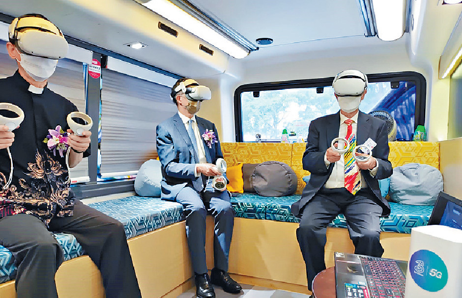 ■在5G寬頻幫助下，於巴士車廂可以VR/AR技術為學生提供生命教育。
