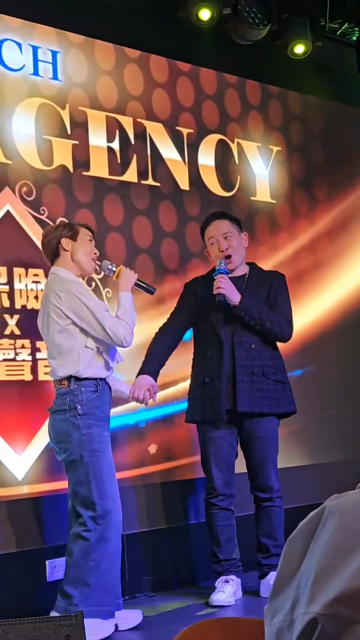 江美儀配合向展鵬手拖手。 江美儀配合向展鵬手拖手。