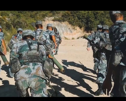 解放軍駐港部隊某旅近日在野外演訓場，進行封閉式火力集訓。