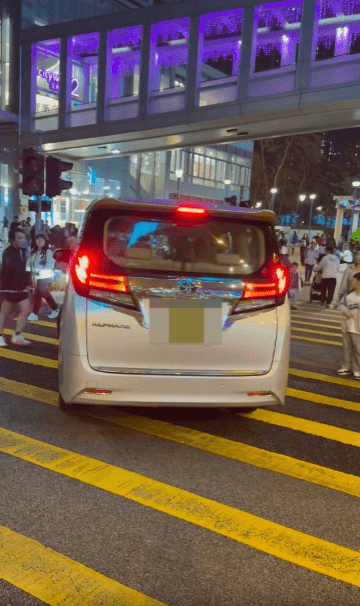 該輛中港牌七人車出現在荃灣楊屋道近荃新天地 2 期對開，當時司機疑因行錯路導致逆線行駛。fb「馬路的事」群組