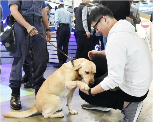 警犬與參觀者互動。