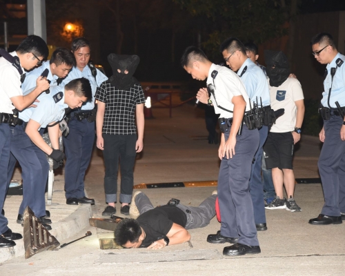 黑幫美田邨「講數」,兩人中刀送院。