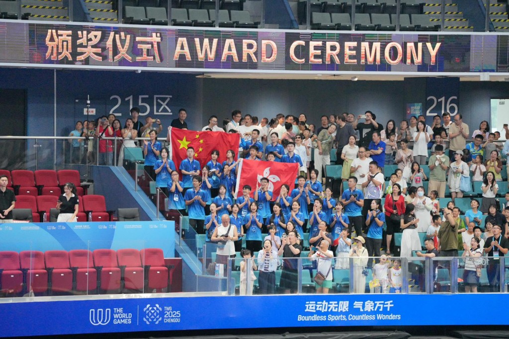 現場隊員高舉國旗及區旗。IDYL供圖