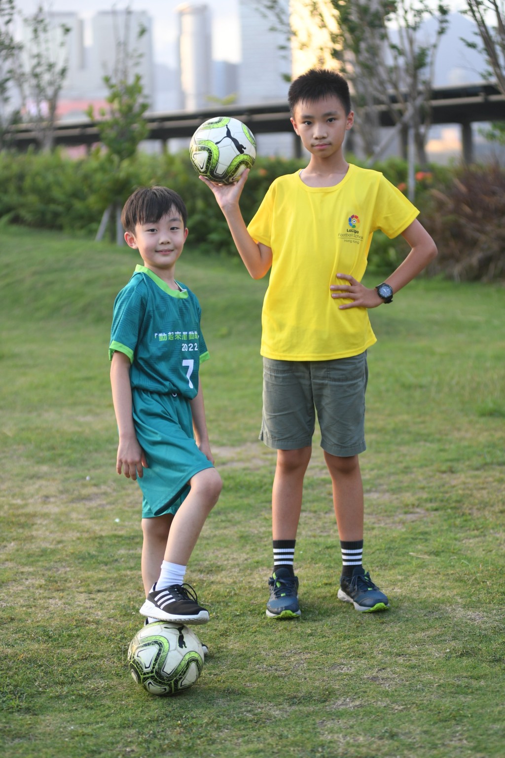 两位足球小将精神奕奕。  本报记者摄