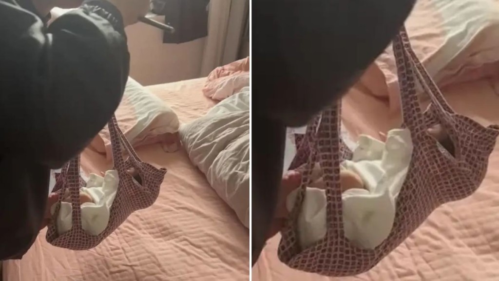 南京一社区衞生中心工作人员用旧式杆秤女婴量度体重。封面新闻