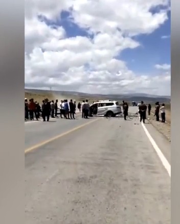 SUV休旅車車頭受損嚴重。網圖