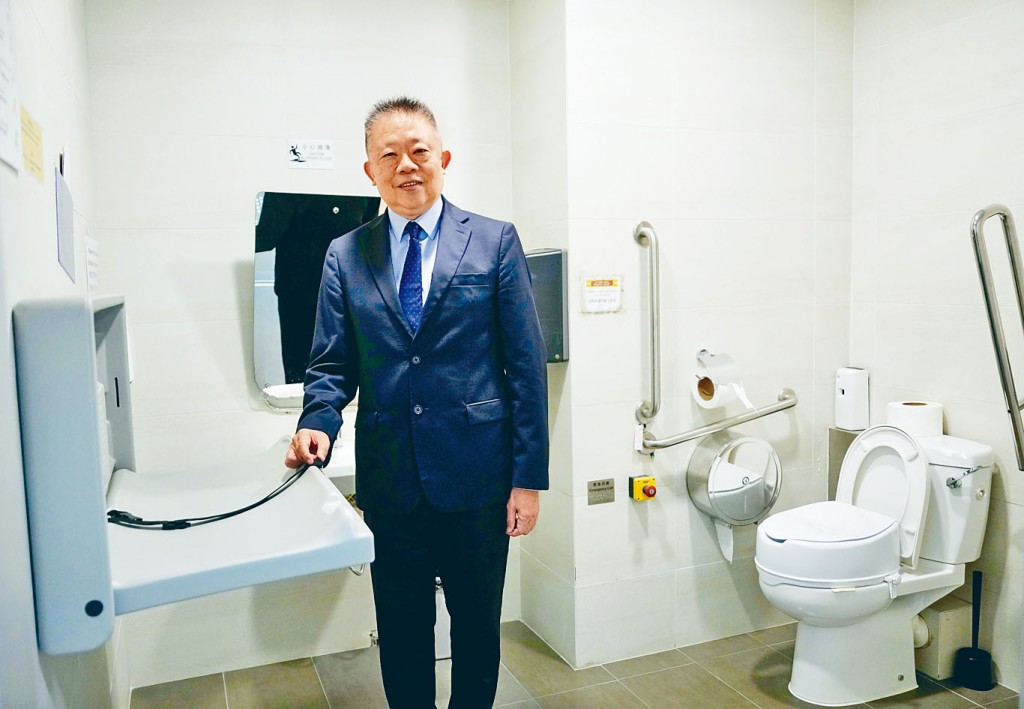 朱敏健介紹平機會內不分性別的「通用洗手間」,除設有扶手、空間較大,設有無障礙設施供輪椅人士使用,亦可供婦女替嬰兒換尿片等。