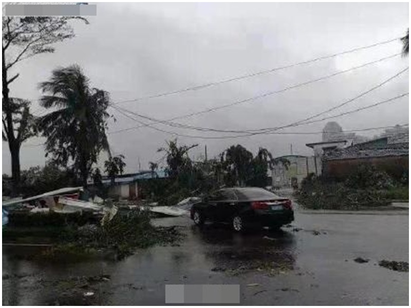 龍捲風凌晨襲海南，電線桿斷倒、路燈傾倒。網圖