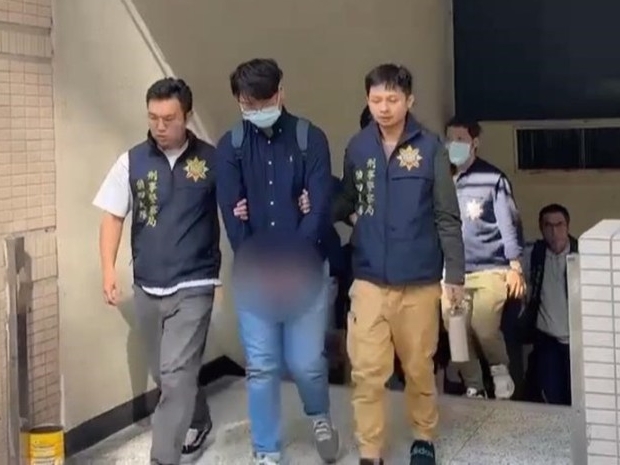 台灣警方去年7月拘捕韓國廣告商台灣分公司姓石業務員(前排中),指他涉嫌為騙徒在網上平台發放的虛假投資廣告。 網上圖片 台灣警方去年7月拘捕韓國廣告商台灣分公司姓石業務員(前排中),指他涉嫌為騙徒在網上平台發放的虛假投資廣告。 網上圖片