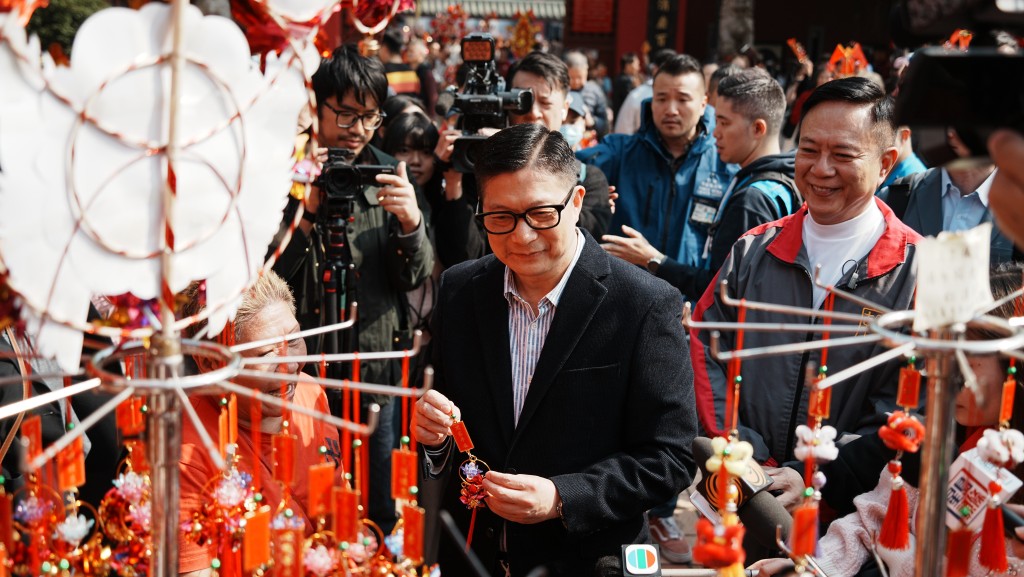 鄧炳強到車公廟視察 花88元購買小風車吊飾 預告稍後公布新皇崗口岸啟用日期
