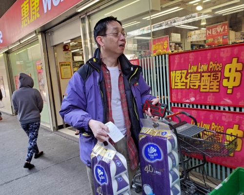 市民尹先生形容社會出現搶廁紙的現象是「痴線」。