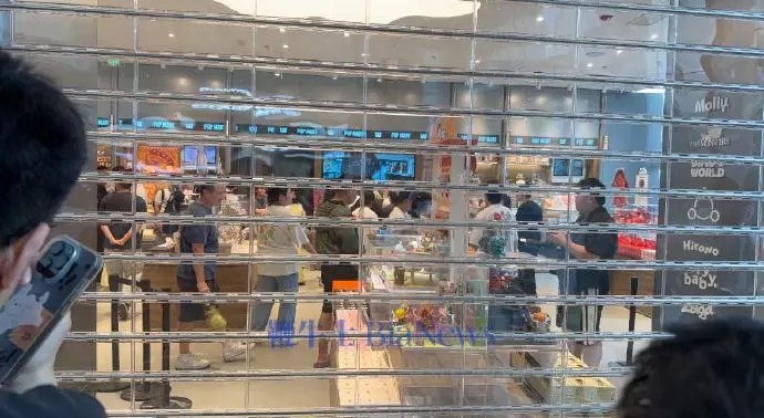 大批顧客排隊數小時等杭州的泡泡瑪等新店開張。小紅書 大批顧客排隊數小時等杭州的泡泡瑪等新店開張。小紅書