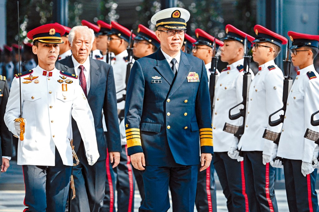 國防部部長董軍（中）上周抵達新加坡。