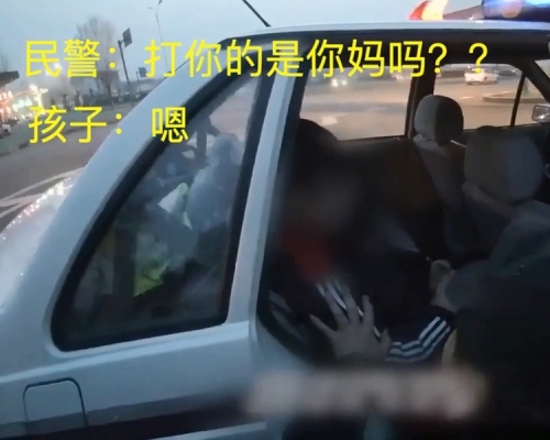 男童被遺棄在公路上。影片截圖