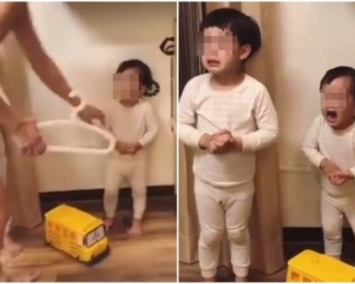 爸爸手持衣架打幼子手心,男童不斷大哭,一旁的哥哥同樣十分畏懼。(網圖)