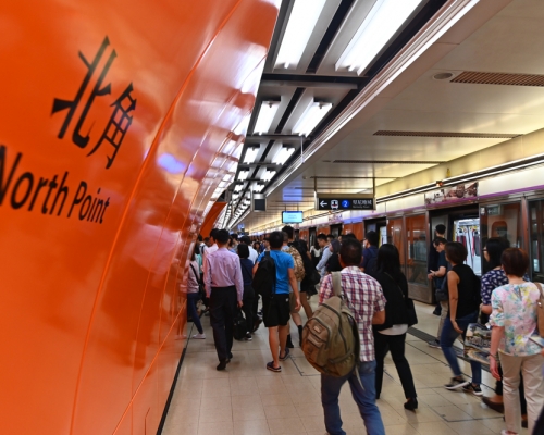 兩名男子在北角站月台爭執互毆同被捕。資料圖片