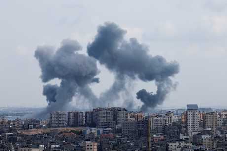 加沙遭以色列军队袭击后烟雾升上半空。路透社
