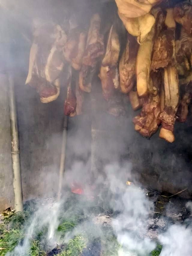 熏腊肉會產生煙火。
