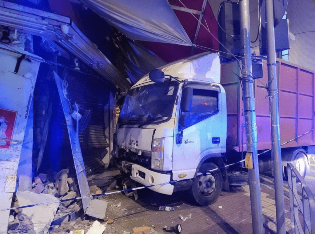 货车失控撞路边店铺。fb：葵衷区报 