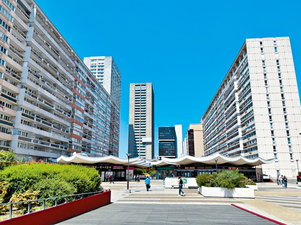 巴黎嘅住宅大廈同香港公屋「撞樣」。