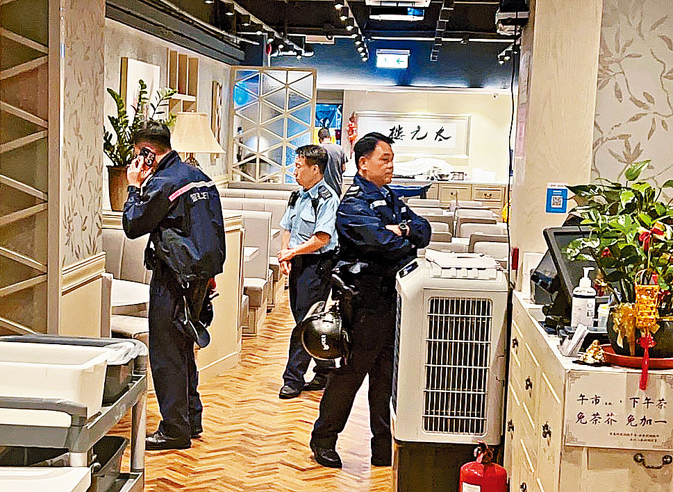 警方到北角電氣道遇竊酒家調查。
