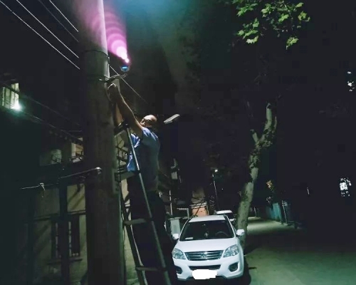 警員爬電線桿查探頭。　網圖
