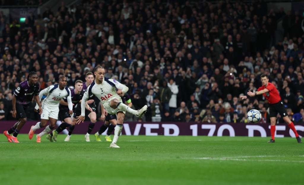 西蒙斯79分鐘操刀12碼中鵠。路透社