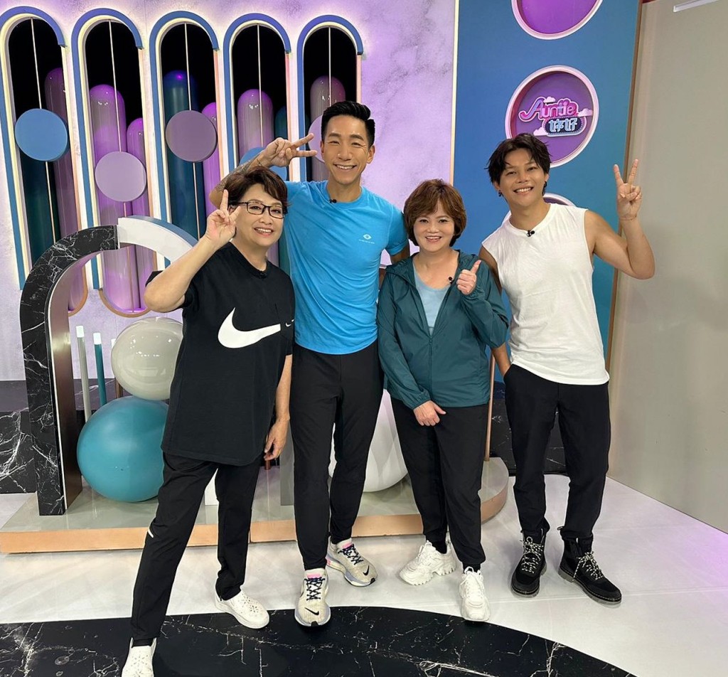 柳俊江（左二）曾接受（右起）吴保锜、陈月媚（媚姨）、锺慧冰主持的ViuTV节目《MM730-Auntie你好》访问。