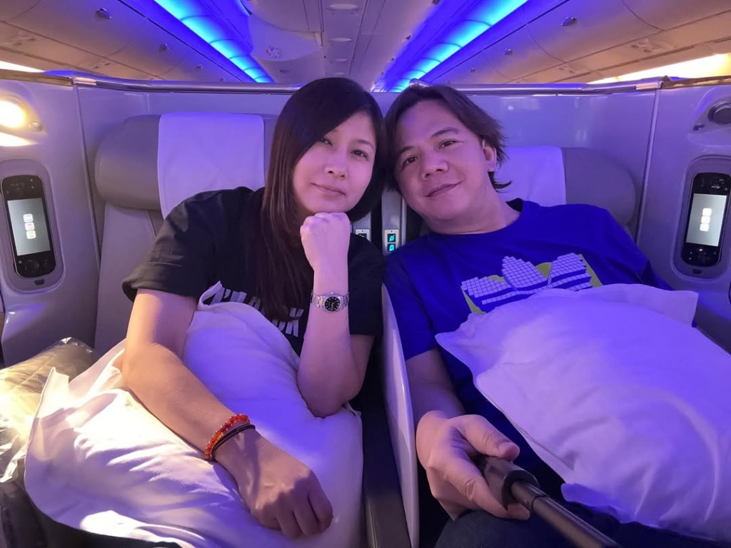 不用再上TVB的伍仲衡最近與老婆Ida徐麗芬出埠慶祝結婚一周年。