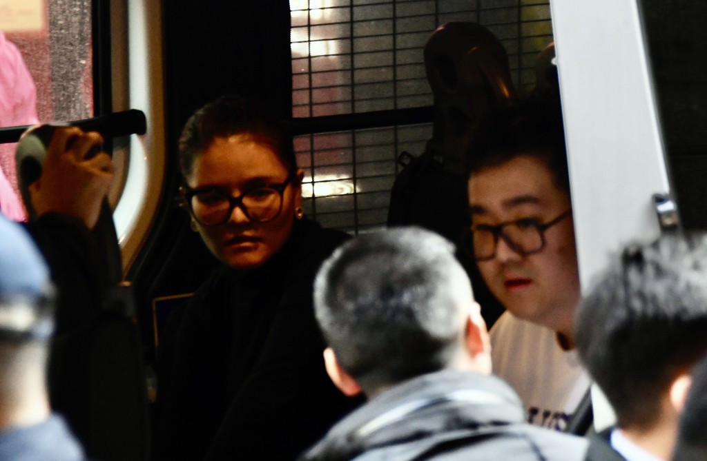 一名女子登上警車協助調查。楊偉亨攝 一名女子登上警車協助調查。楊偉亨攝