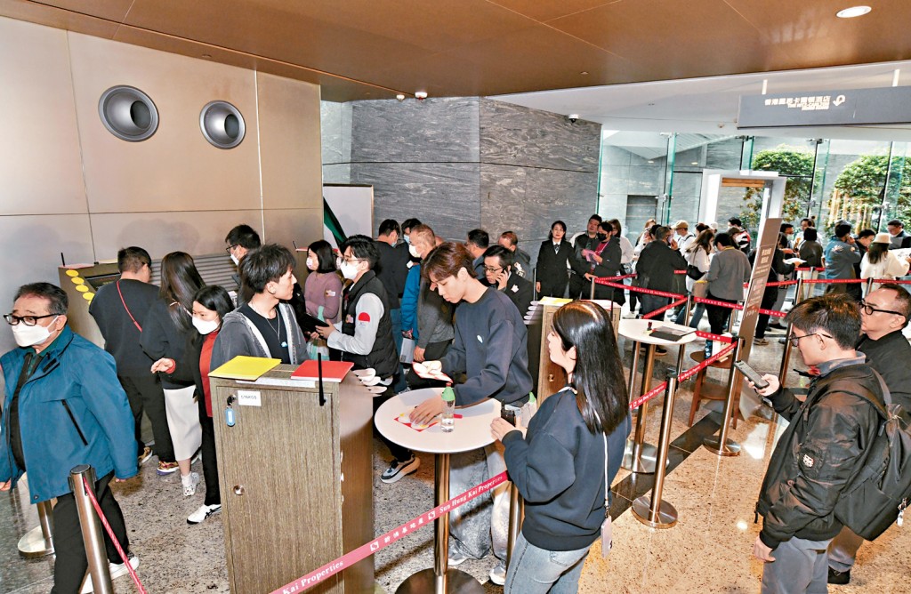 SIERRA SEA 2A期昨日進行第3輪銷售，買樓人潮仍然相當墟冚。