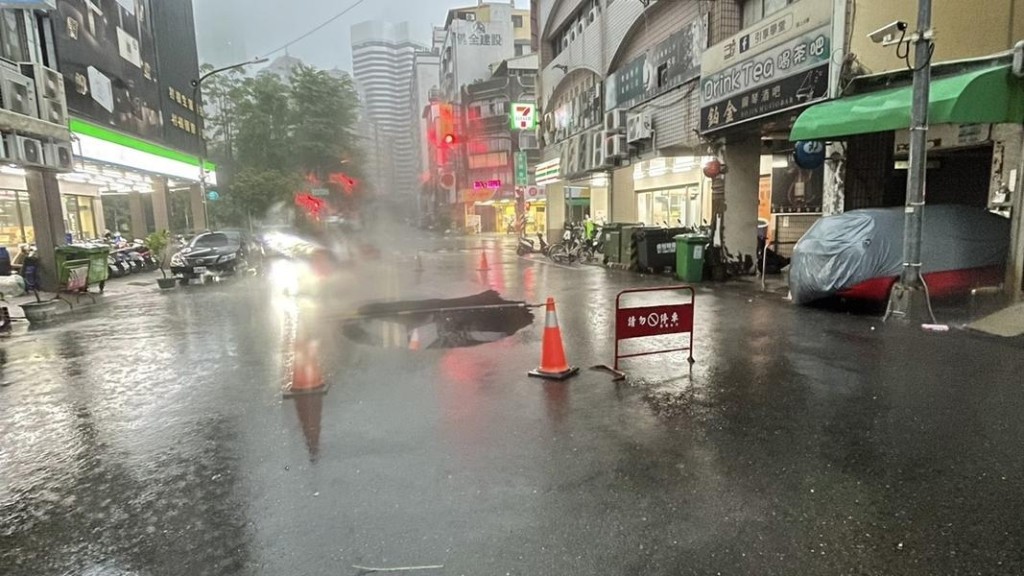 受暴雨影響,高雄前鎮區驚見馬路天坑。 記者爆料網 受暴雨影響,高雄前鎮區驚見馬路天坑。 記者爆料網