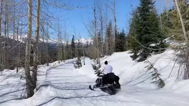 李敏鎬揸電單車上雪山。