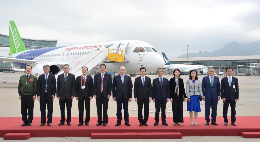 行政長官李家超周三出席C919及ARJ21飛機歡迎儀式。林世雄網誌