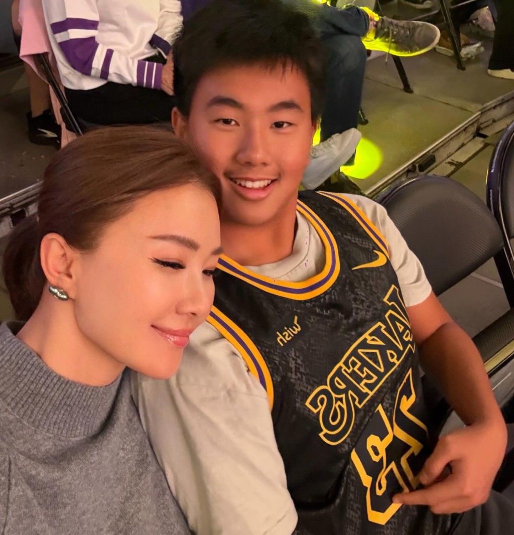 孟瑤陪大仔看NBA球賽。