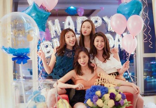 郭嘉文(左)經林凱恩(前)介紹認識鄺潔楹(後)及江嘉敏。