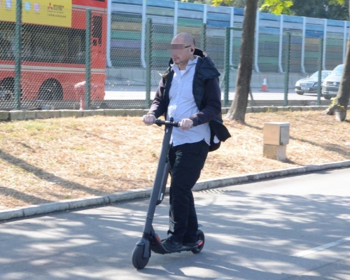 政府擬明年展開修例，放寬對電動滑板車等的規管。資料圖片