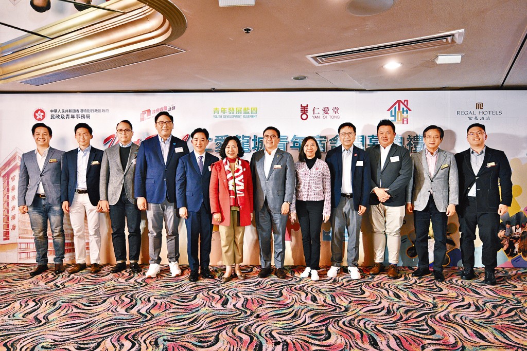 麥美娟（左六）表示青年宿舍已提供超過3000個宿位。