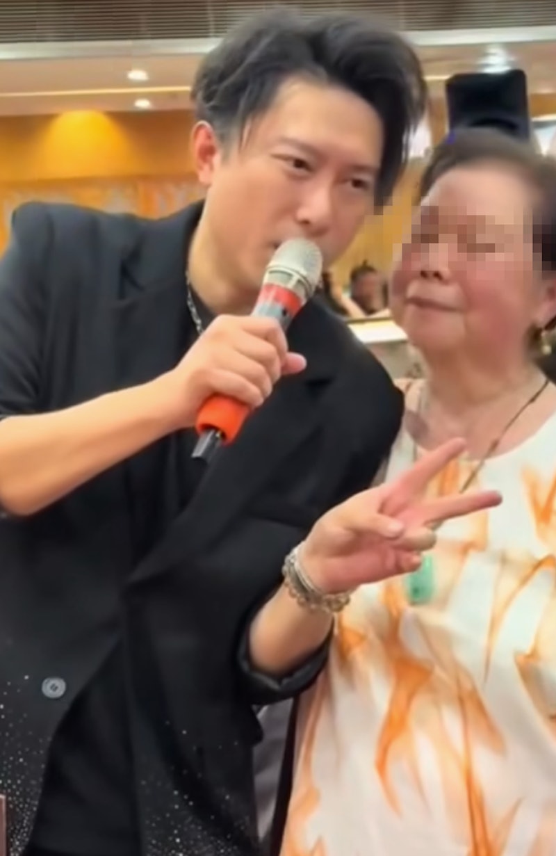 禤振華登台遭婆婆獎賞500元被逼「強吻」。 禤振華登台遭婆婆獎賞500元被逼「強吻」。