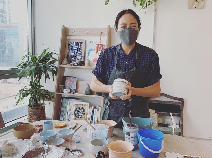 近日嘉欣忙於幫作品上色。